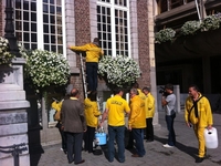 N-VA Hasselt wast symbolisch de ramen van het stadhuis