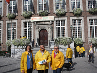 N-VA Hasselt wast symbolisch de ramen van het stadhuis