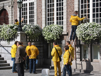 N-VA Hasselt wast symbolisch de ramen van het stadhuis